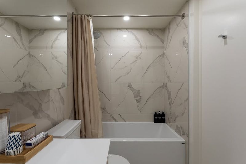 West Vancouver Apartment for rent - 2 Bedrooms — photo 11