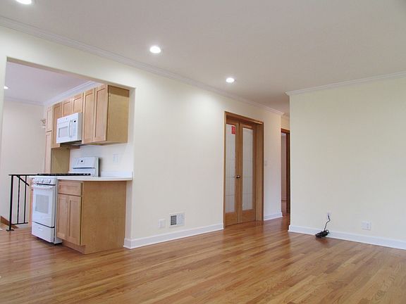 5th image of 2921 Calwagner Ave