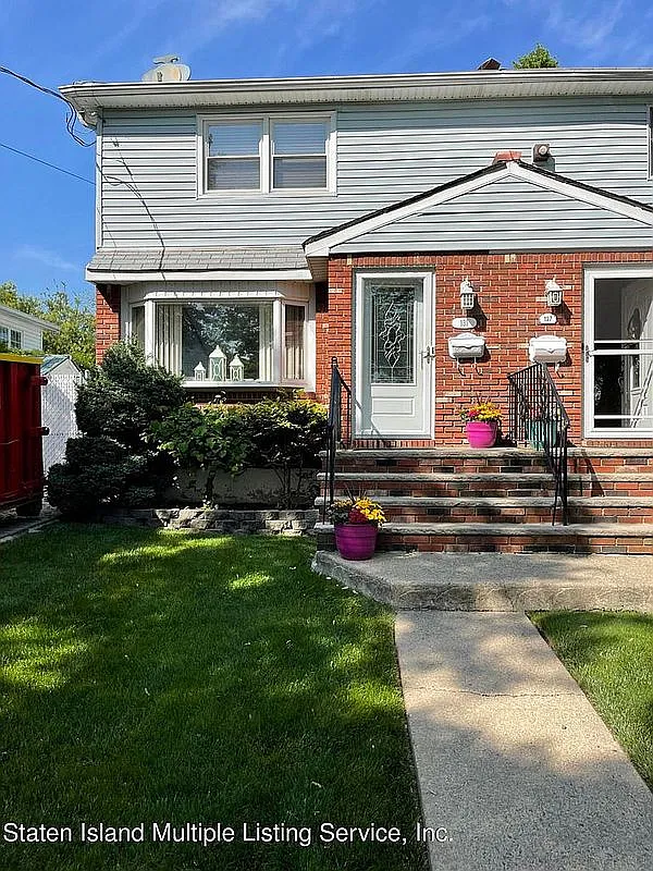 131 Thornycroft Ave photo 1