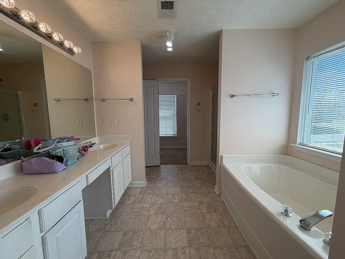 4 bed, 2074 sqft, $2,350 — Photo 3