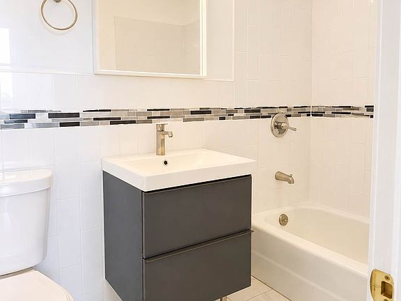 5th image of 150 Hawthorne St APT 5P
