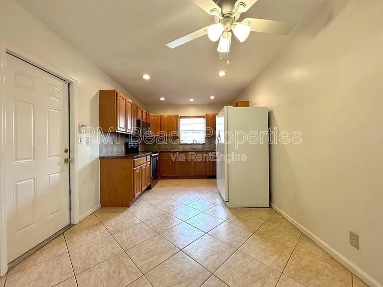 1292 Essex Dr — Photo 6