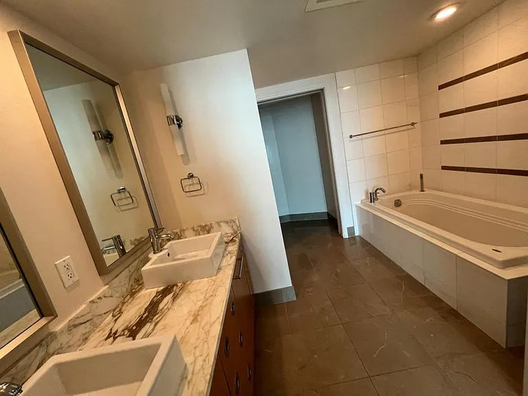 1177 Queen St #4404 — Photo 4