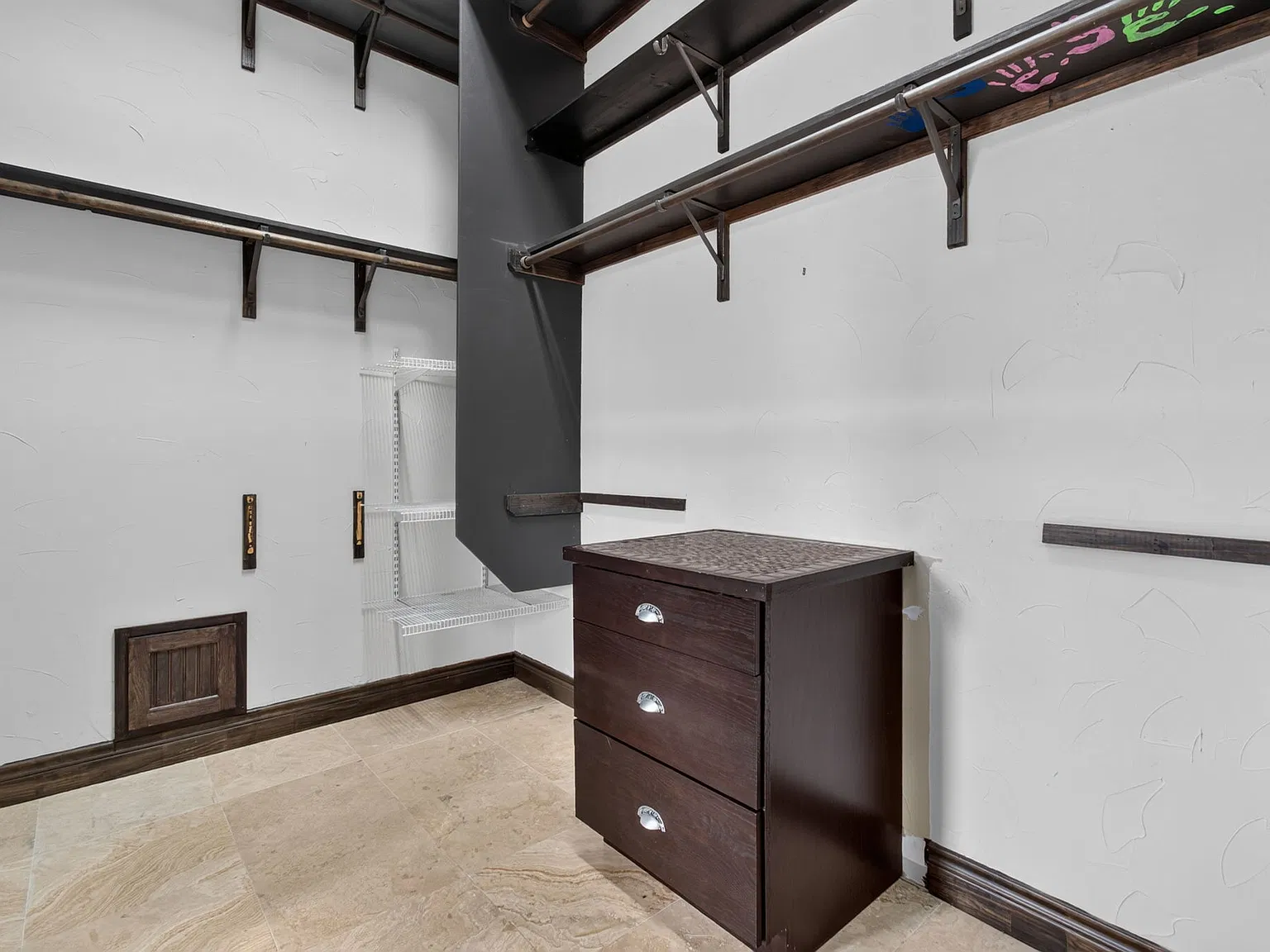 3 bed, 1900 sqft, $1,950 — Photo 2