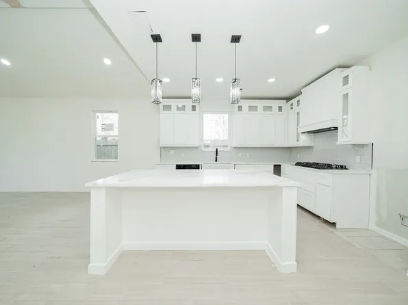 373 5th St NW, Paris, TX 75460