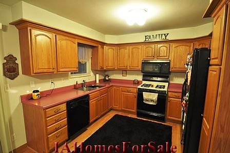 Kitchen - all appliances stay