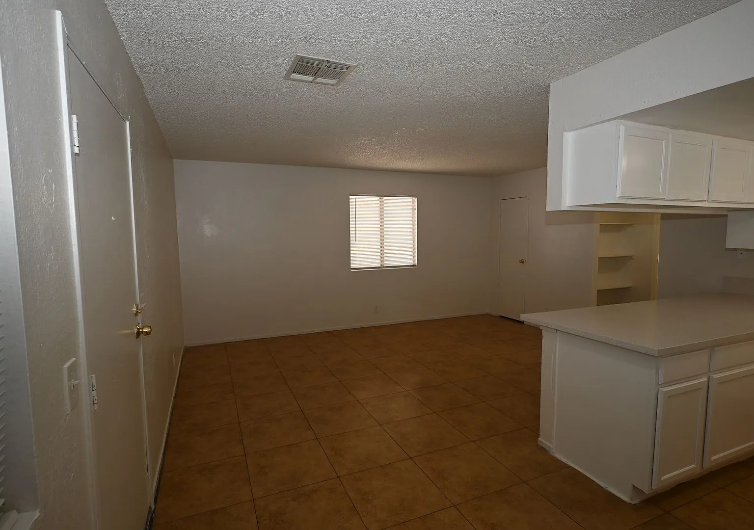 302 Eastminister -Recently Remomdeled Kitchen - 2 Bed Apartment -Downstairs - No Pets — Photo 4