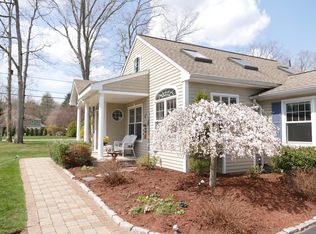 2 Teakwood Dr, Cumberland, RI 02864