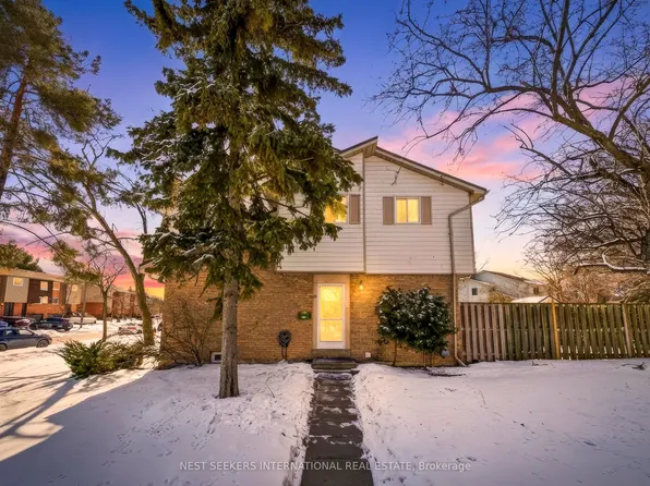 6540 Falconer Dr #30, Mississauga, ON L5N 1M1