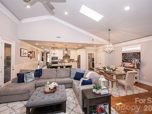 4th image of 1414 Spring Ridge Ln