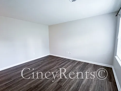 988 Stratford Pl — Photo 3