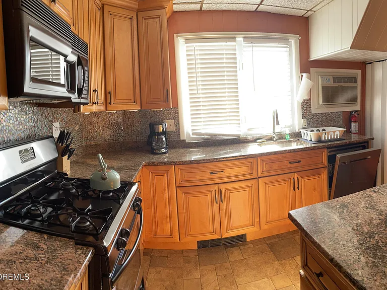 50 Steiner Ave — Photo 3