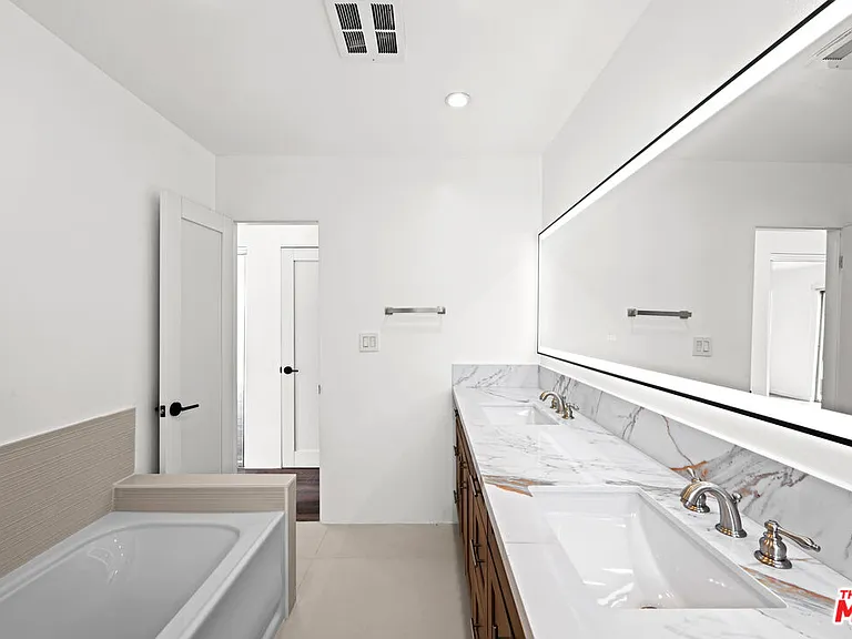 136 S Palm Dr #301 — Photo 18
