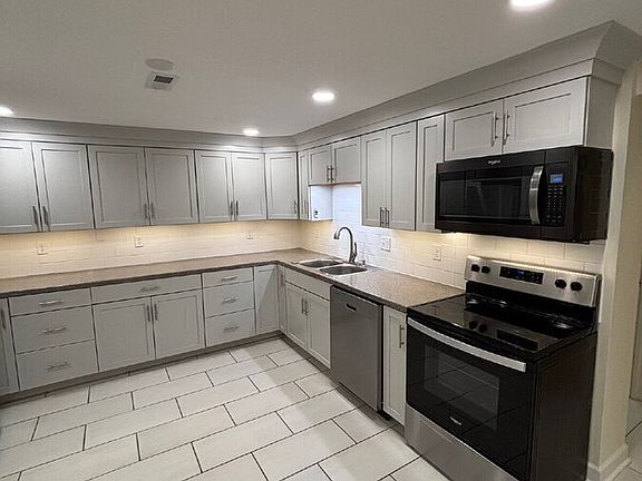 4th image of 1067 Smith Ave #D