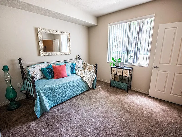 Guest bedroom in the 2x2.