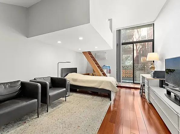 215 E 24th St APT 202, New York, NY 10010