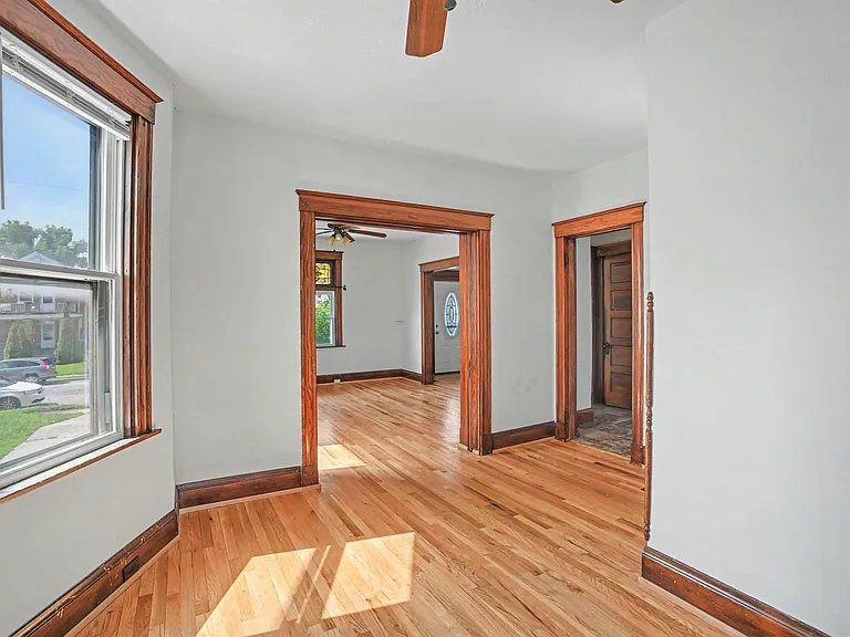 2428 Robertson Ave — Photo 15