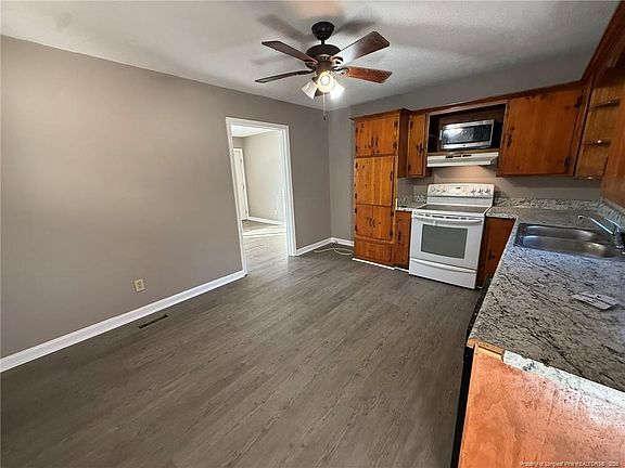 2nd image of 2223 Carbine St