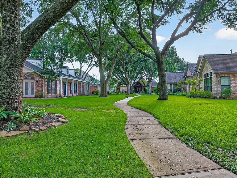 4727 Lake Village Dr — Photo 39