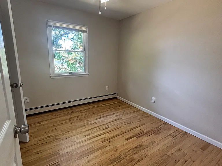 Laurel Blvd — Photo 11