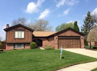 3807 Raintree Dr, Troy, MI 48083