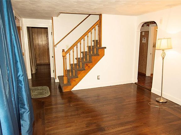 4th image of 414 Beverage Hill Ave