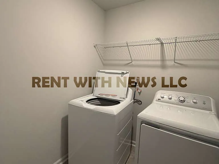 282 Paramount Dr — Photo 18