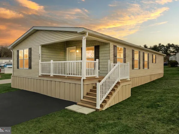 723 Lake Dr, Mount Wolf, PA 17347