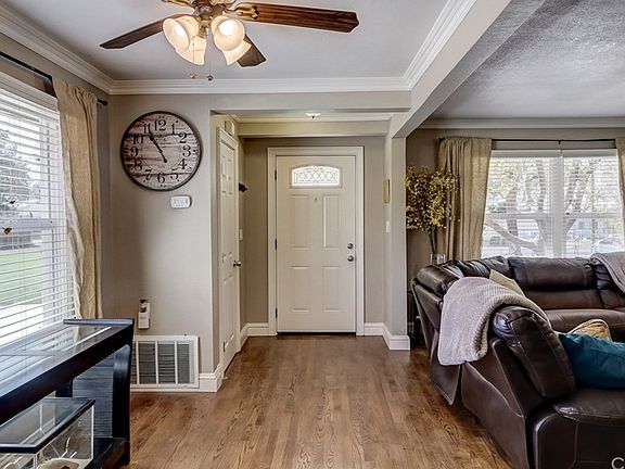 5th image of 256 W Avenue L