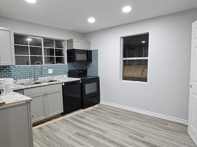 2634 Tidewater Dr — Photo 3