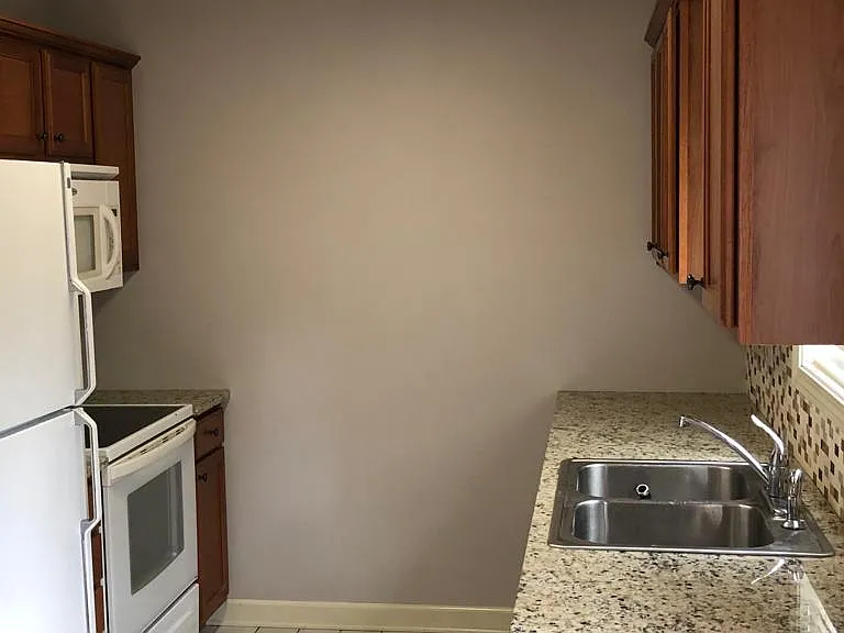 617 Hazel St — Photo 3