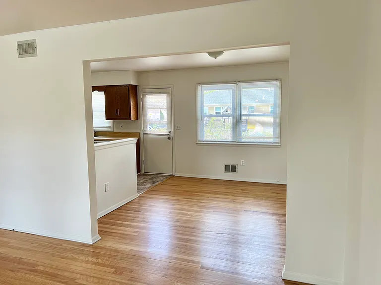 944 Longboat Ave — Photo 4