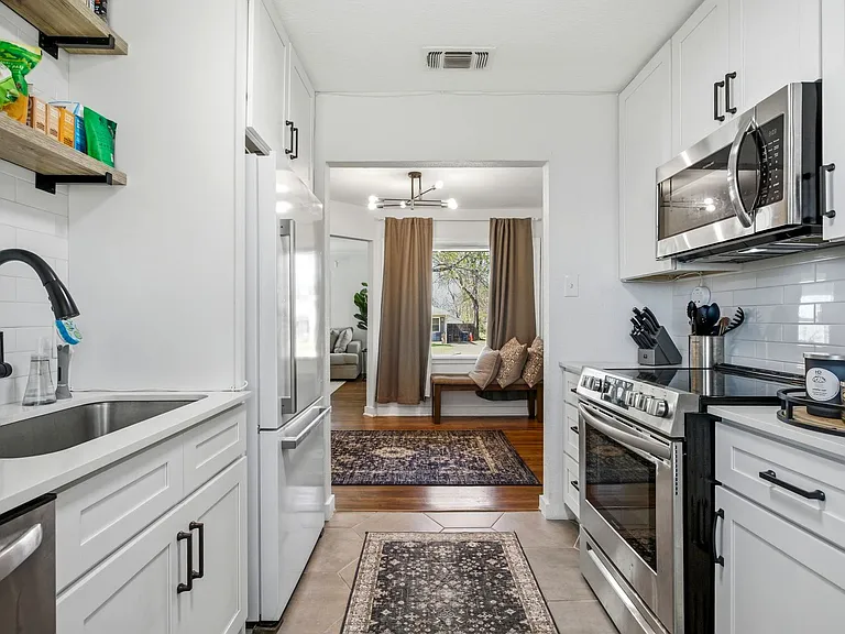2837 S Hills Ave — Photo 12