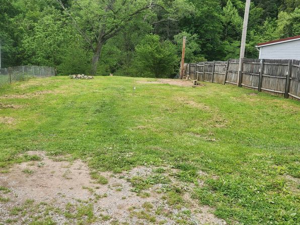 326 Center St, Clay, WV 25043