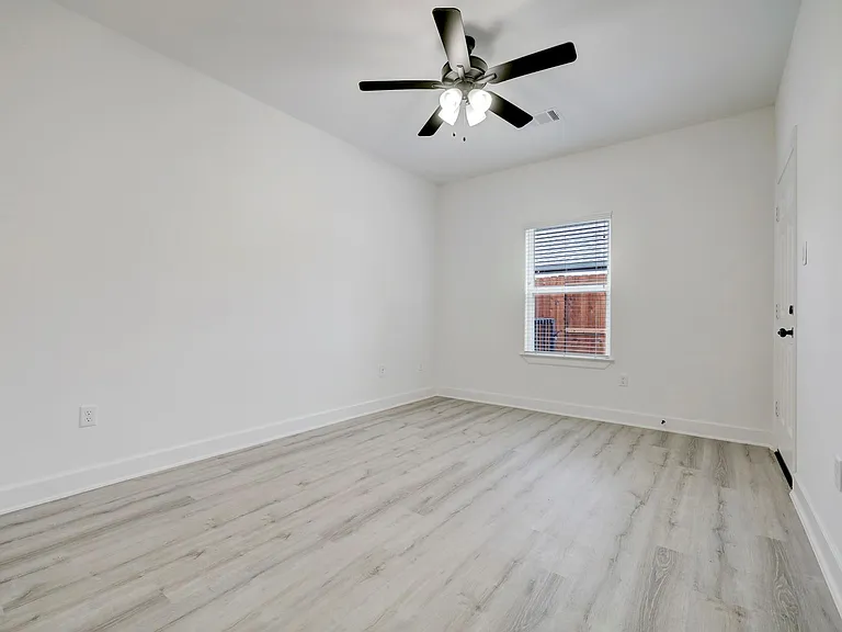 4002 Elmwood St #B — Photo 9
