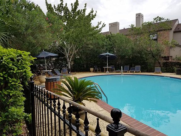 5th image of 1201 McDuffie St Unit 186