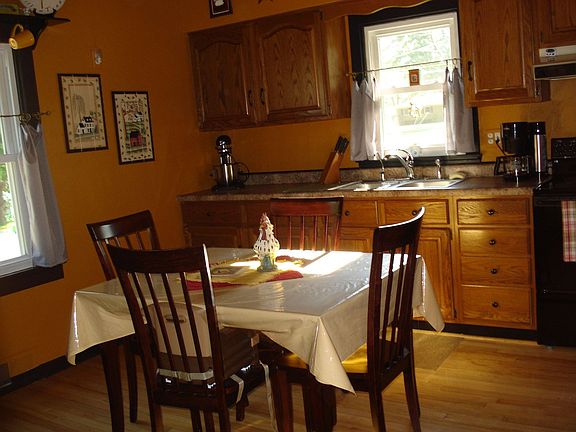 Updated eat-in kitchen