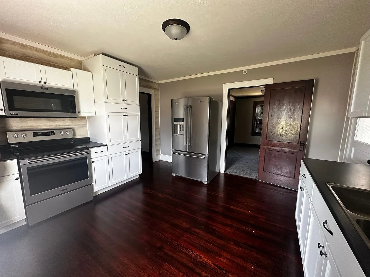 Well Maintained -2 bed 1 bath home in Marshfield — Photo 2