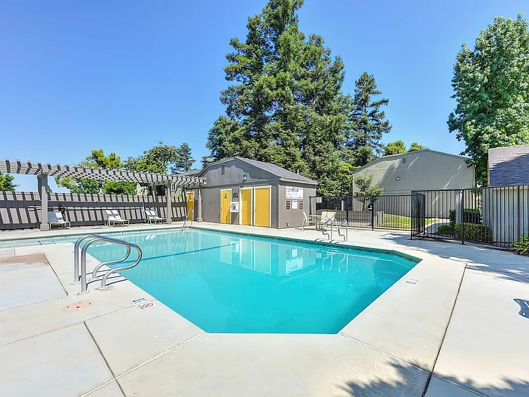The Redwoods Apartments — Photo 10