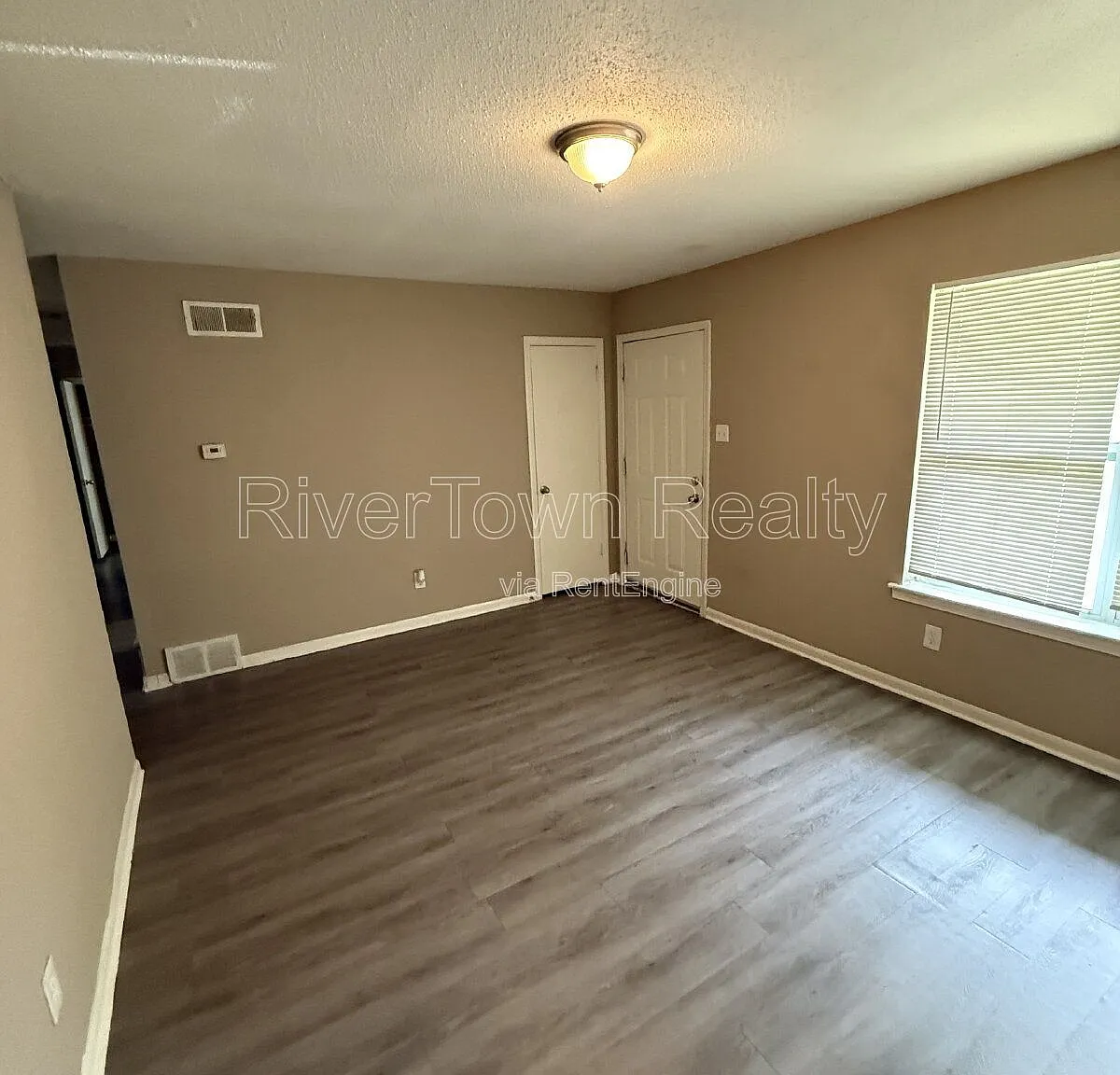 3 bed, 1.0 bath, 1047 sqft, $995 — Photo 4