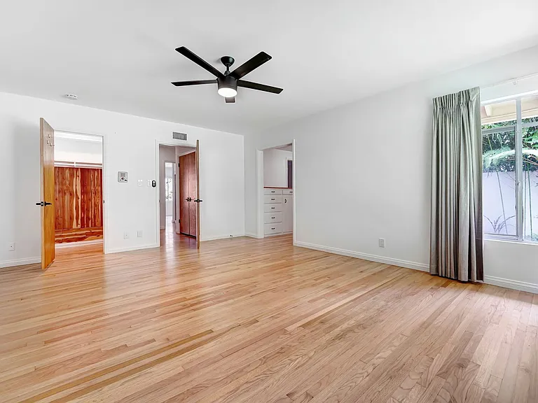 555 Amalfi Dr — Photo 15