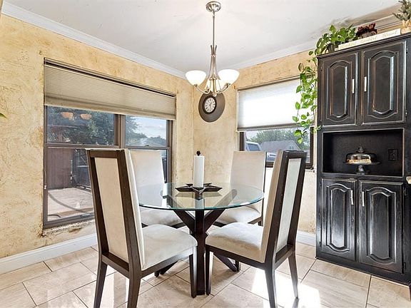 3rd image of 3418 Kenwood Cir