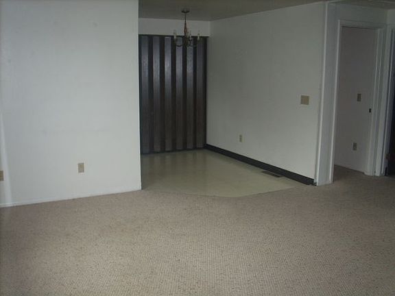 3rd image of 2722 Phyllis Cir N