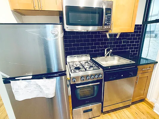 Rented by City Connections Realty | media 3