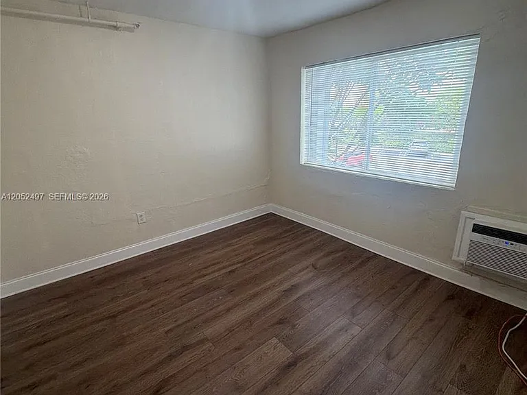542 NW 8th St #9 — Photo 8