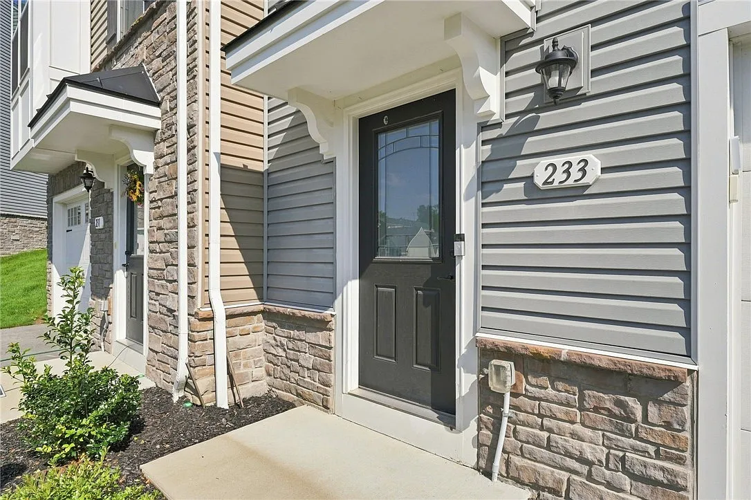 3 bed, 2.5 bath, 1539 sqft, $2,300 — Photo 1