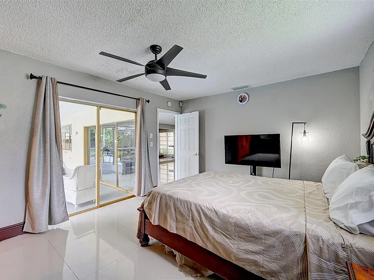 7211 NW 21st St — Photo 5