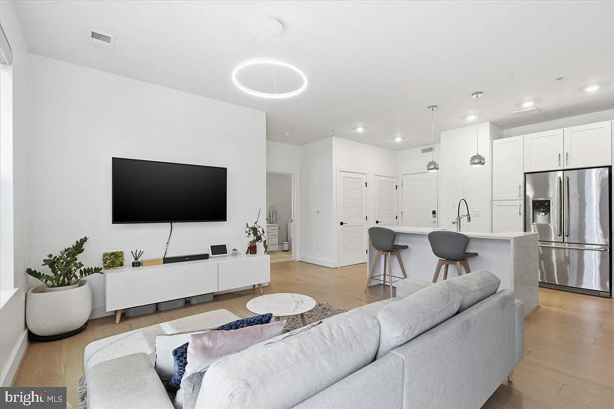 Building Photo - 1411 Key Blvd #206