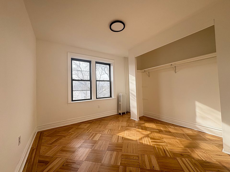 2nd image of 995 Summit Ave #303
