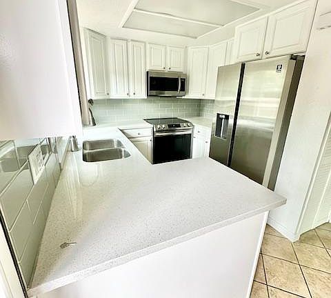 Newly renovated kitchen w/ new stainless steel appliances
